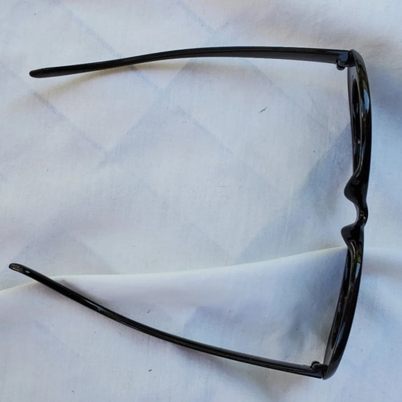 Retro look sunglasses with case. 5 star rated - Picture 4 of 5